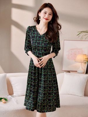 七分袖修身印花连衣裙女2025年夏装新款洋气减龄妈妈时髦遮肉裙子