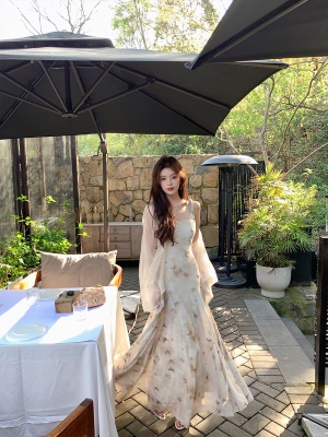 ByYou 夏季新款度假风杏白色碎花吊带连衣裙收腰修身印花大摆长裙