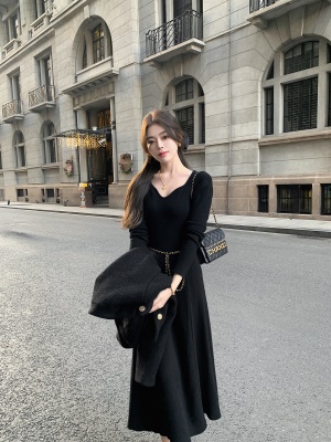 ByYou2025新款v领黑色兔绒针织打底连衣裙垂感长款修身内搭毛衣裙