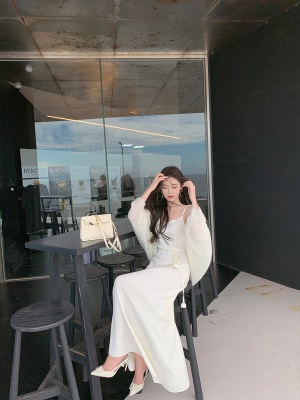 ByYou 秋冬新款温柔风气质白色针织吊带连衣裙长款收腰修身毛衣裙