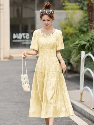 浅蓝色刺绣连衣裙女夏中长款2025今年流行巨好看减龄甜美a字裙子