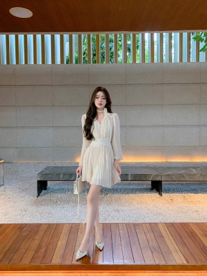 ByYou 夏季新款杏白色v领喇叭袖百褶雪纺连衣裙气质收腰短裙a字裙