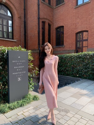 ByYou 冬季粉色V领内搭挂脖针织连衣裙中长款过膝毛衣裙收腰裙子