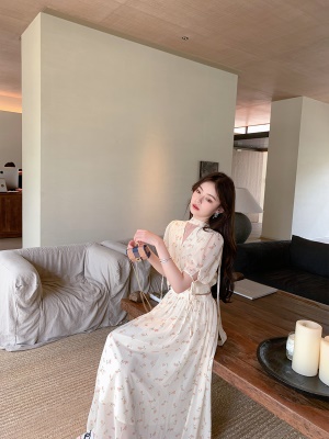 ByYou夏季鹅黄色泡泡袖V领碎花连衣裙女设计感飘带露腰中长款裙子