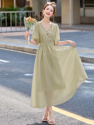 法式气质V领连衣裙女2025夏季新款高级感串珠褶皱收腰温柔风长裙