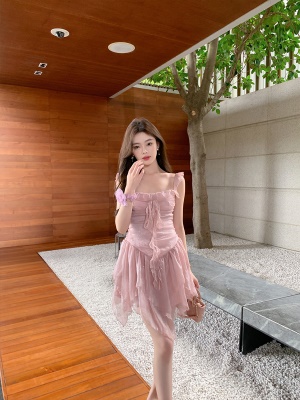 ByYou 2025新款法式小飞袖粉色吊带连衣裙高级感收腰显瘦仙女短裙