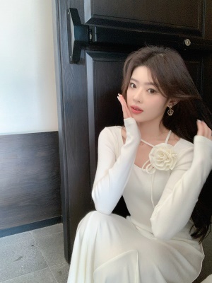 ByYou 秋冬新款纯欲磨毛内搭白色挂脖连衣裙中长款收腰包臀鱼尾裙