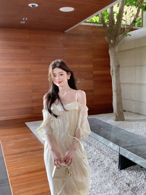 ByYou 初夏新款法式一字肩杏白色天丝吊带连衣裙气质收腰仙女长裙