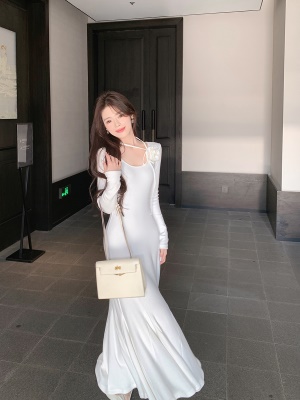 ByYou 秋冬新款纯欲磨毛内搭白色挂脖连衣裙中长款收腰包臀鱼尾裙