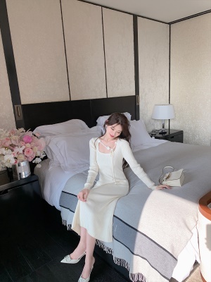 ByYou 秋冬温柔风羊毛白色方领长袖针织连衣裙中长款加厚毛衣裙子