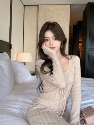 ByYou 冬季新款兔绒V领收腰针织连衣裙中长款修身内搭过膝毛衣裙