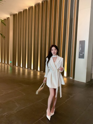 ByYou 秋季新款奶茶色连衣裙女设计感显瘦收腰绑带垂感薄款西装裙