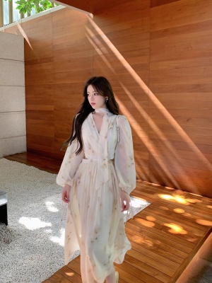 ByYou 夏季新款高级感茶歇飘带v领黄色碎花连衣裙收腰泡泡袖长裙