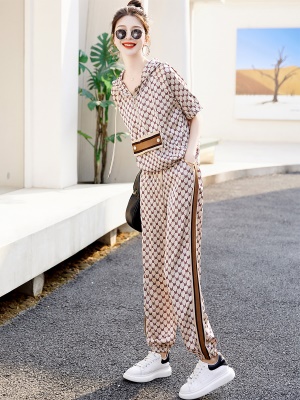 今年流行休闲时尚套装女夏2025新款印花冰丝连帽运动服两件套炸街