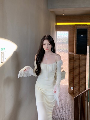 ByYou 秋冬新款温柔风蕾丝一字肩白色连衣裙喇叭袖侧开叉包臀长裙