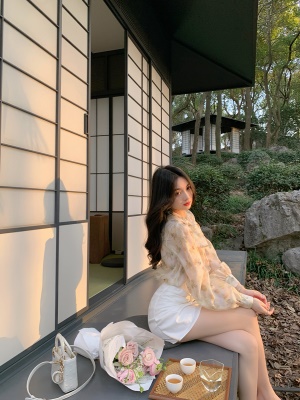 ByYou 夏季白色高腰缎面半身裙女气质百搭设计感扭结包臀裙短裙子