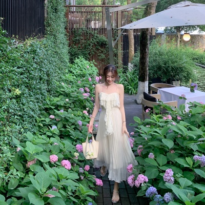 ByYou 夏季白色蕾丝吊带连衣裙高级感气质显白收腰长款百褶仙女裙