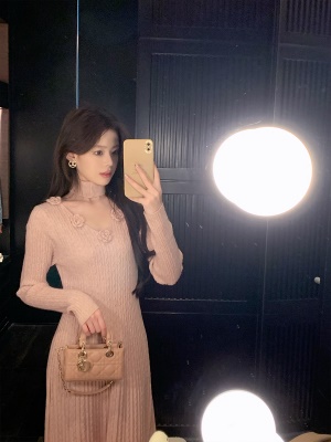 ByYou 冬季粉色V领内搭挂脖针织连衣裙中长款过膝毛衣裙收腰裙子