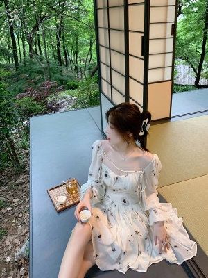 ByYou 夏季法式方领泡泡袖高级感碎花白色连衣裙气质收腰仙女裙子