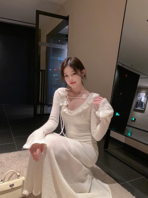 ByYou 冬季新款白色U领羊毛针织连衣裙长款喇叭袖过膝包臀毛衣裙