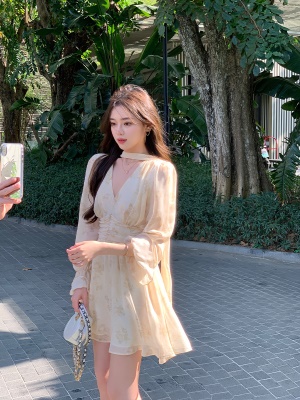 ByYou 夏季新款法式黄色碎花雪纺连衣裙喇叭袖大v领收腰短裙a字裙