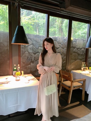 ByYou秋季新款气质高端棕色灯笼袖V领连衣裙宽松收腰显瘦过膝长裙