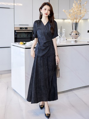 时尚贵夫人爆款套装女2025夏装新款V领今年流行褶皱半身裙两件套