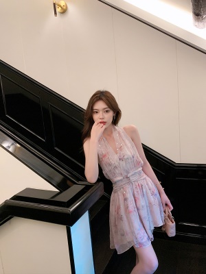 ByYou 夏季新款气质粉色v领挂脖碎花雪纺连衣裙收腰显瘦仙女短裙