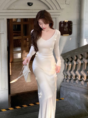 ByYou 全手工花朵羊毛白色v领针织连衣裙长款收腰加厚内搭毛衣裙
