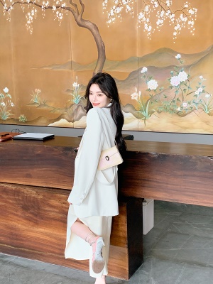 ByYou 秋季新款奶茶色连衣裙女设计感显瘦收腰绑带垂感薄款西装裙