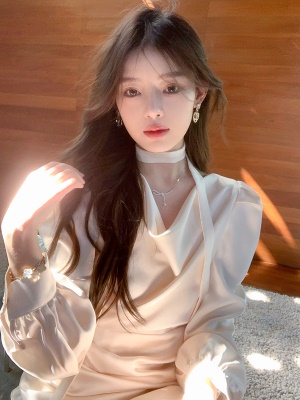 ByYou 夏季高端精致法式长袖白色荡领缎面连衣裙收腰气质显瘦短裙