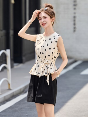 韩系波点无袖衬衫套装女2025夏季新款系带收腰洋气超火短裤两件套