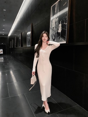 ByYou 冬季新款兔绒白色针织连衣裙中长款内搭修身过膝包臀毛衣裙