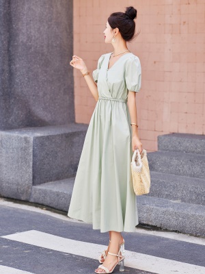 小个子显高V领连衣裙女2025夏季新品时尚薄荷绿显瘦精致高端裙子
