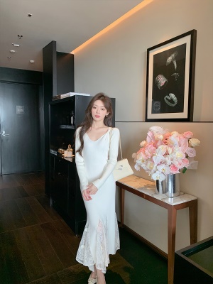 ByYou2025春季v领长袖拼接蕾丝白色兔绒针织连衣裙长款内搭毛衣裙