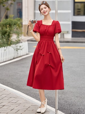 法式钉珠方领连衣裙女2025夏季新款气质收腰氛围感巨好看红色裙子