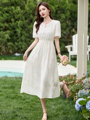 法式白色掐腰连衣裙女2025夏季新款刺绣V领名媛泡泡袖高级感长裙