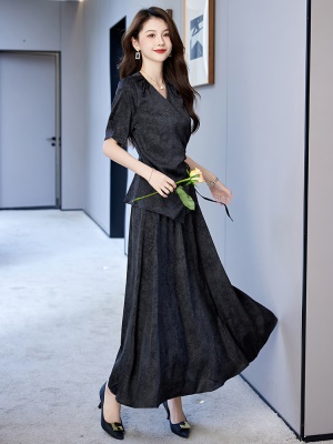 时尚贵夫人爆款套装女2025夏装新款V领今年流行褶皱半身裙两件套