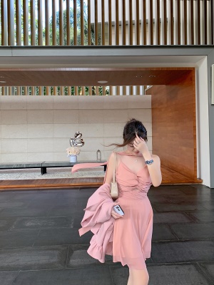 ByYou 夏季茶歇法式v领粉色吊带连衣裙显瘦收腰高级感温柔仙女裙