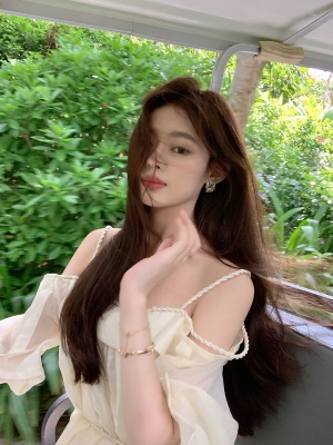 ByYou 初夏新款法式一字肩杏白色天丝吊带连衣裙气质收腰仙女长裙