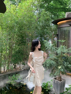 ByYou 夏季新款杏色缎面吊带连衣裙女气质收腰显瘦设计感飘带短裙