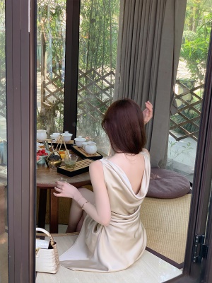 ByYou 夏季新款高级感香槟色缎面荡领露背连衣裙收腰显瘦a字短裙