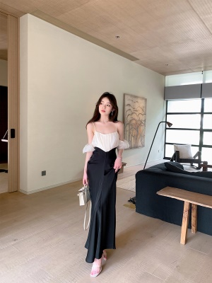 ByYou 夏季高冷御姐风拼色吊带连衣裙女高腰显瘦拼接缎面中长裙子