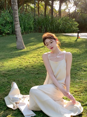 ByYou 夏季新款高级感杏白色醋酸缎面吊带连衣裙长款显瘦内搭裙子