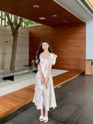 ByYou夏季新款荷叶边缎面V领白色碎花连衣裙长款显瘦包臀印花裙子