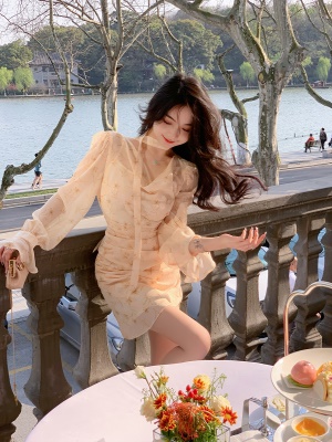 ByYou 夏季鹅黄色荡领碎花连衣裙女收腰显瘦褶皱包臀裙子含吊带裙