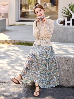 波西米亚时尚套装女夏2025新款气质镂空罩衫搭配印花半身裙三件套