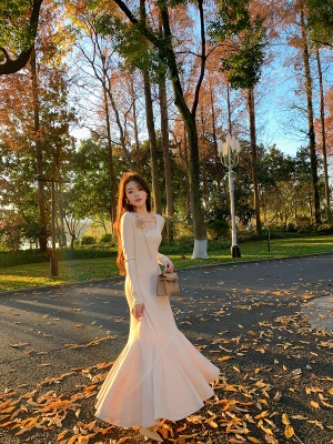 ByYou 秋冬新款纯欲磨毛内搭白色挂脖连衣裙中长款收腰包臀鱼尾裙