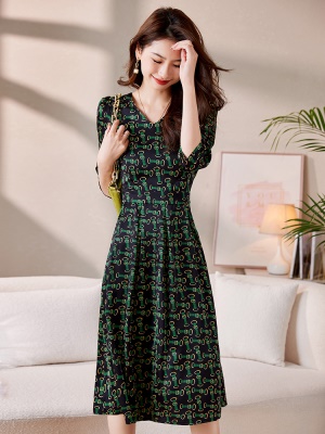 七分袖修身印花连衣裙女2025年夏装新款洋气减龄妈妈时髦遮肉裙子