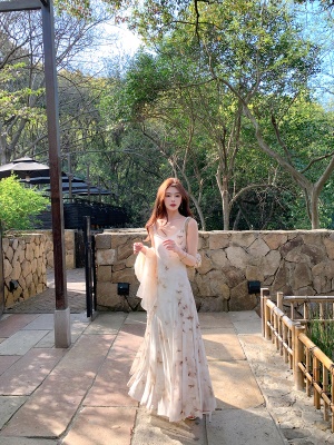 ByYou 夏季新款度假风杏白色碎花吊带连衣裙收腰修身印花大摆长裙